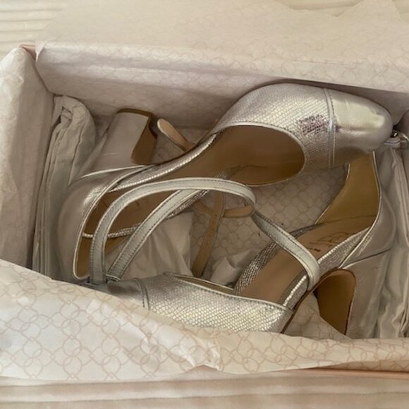 Gorgeous silver Mavette d'Orsay pumps -- never worn! - Picture 4 of 8